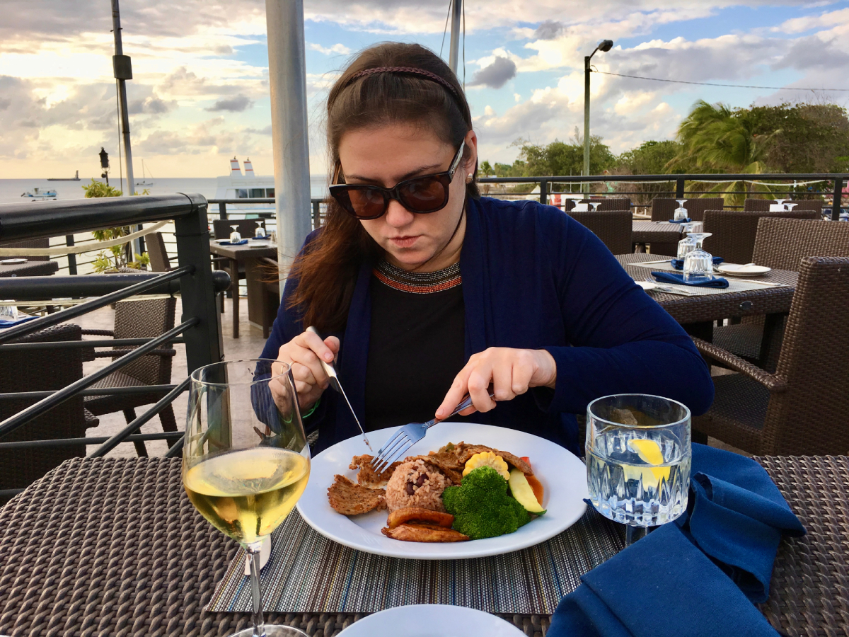 Kinga Eysturland w restauracji na Kajmanach podczas degustacji tradycyjnego steku z żółwia.