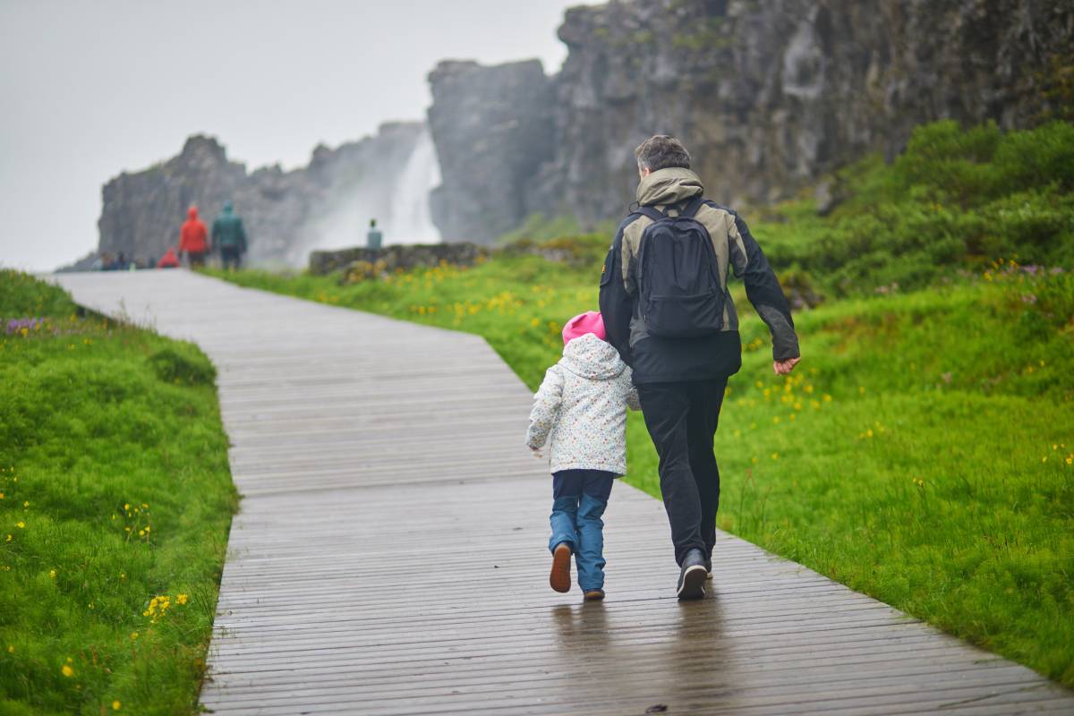 Ojciec i córka w parku narodowym Thingvellir na Islandii © Shutterstock