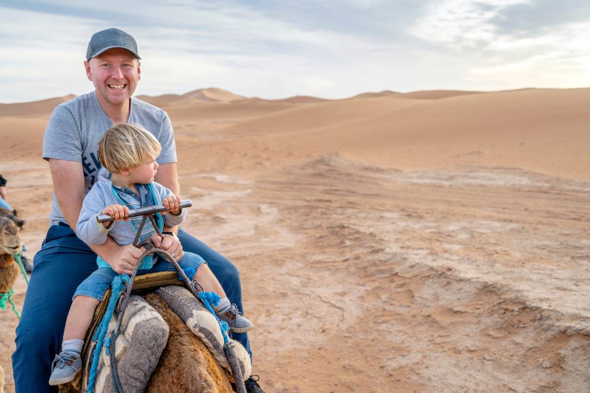 Ojciec z synem na wielbłądzie na piaskach Sahary, Maroko, Afryka © Shutterstock