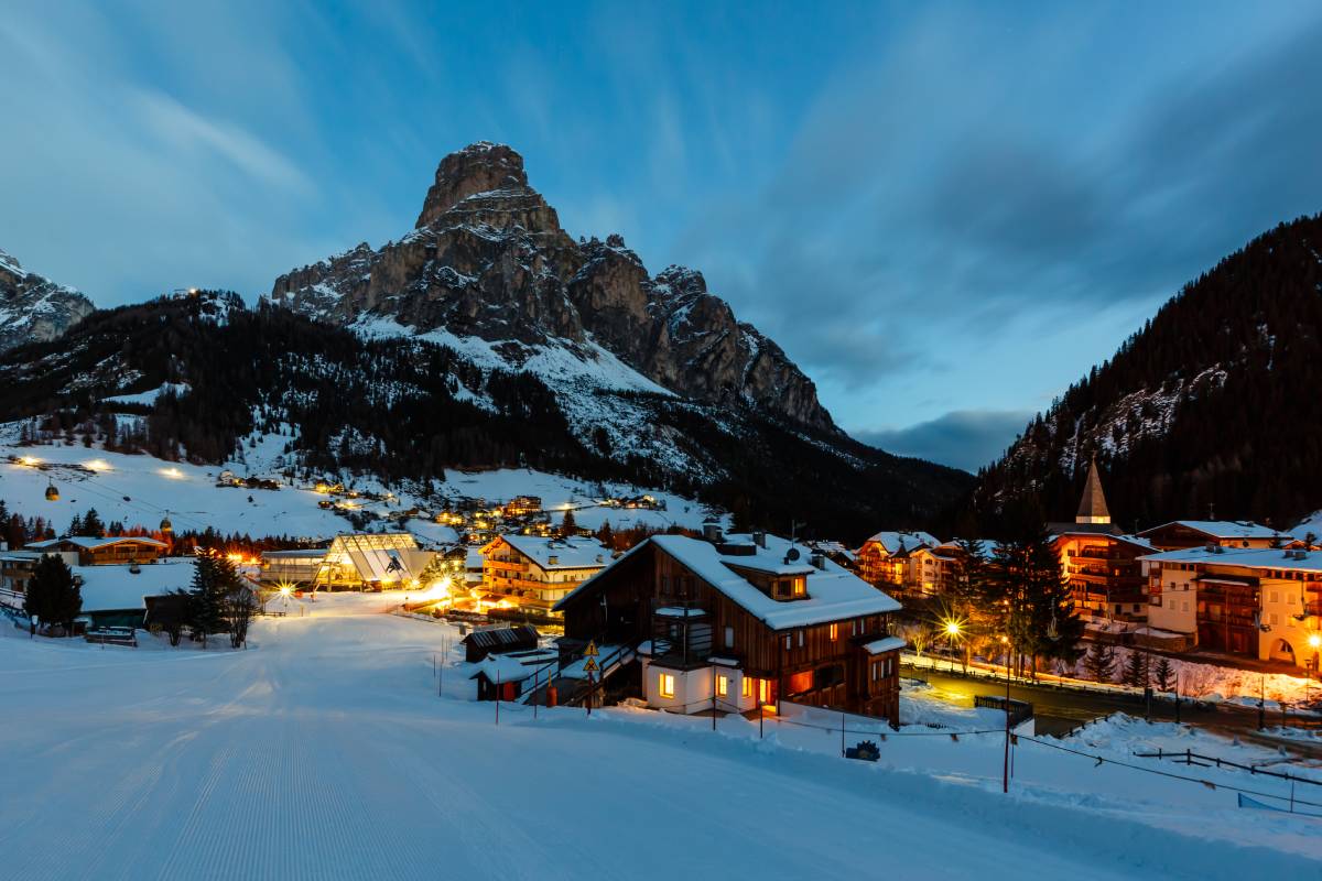 Ośrodek narciarski w Corvarze nocą, Alta Badia, Alpy Dolomitowe, Włochy © Shutterstock