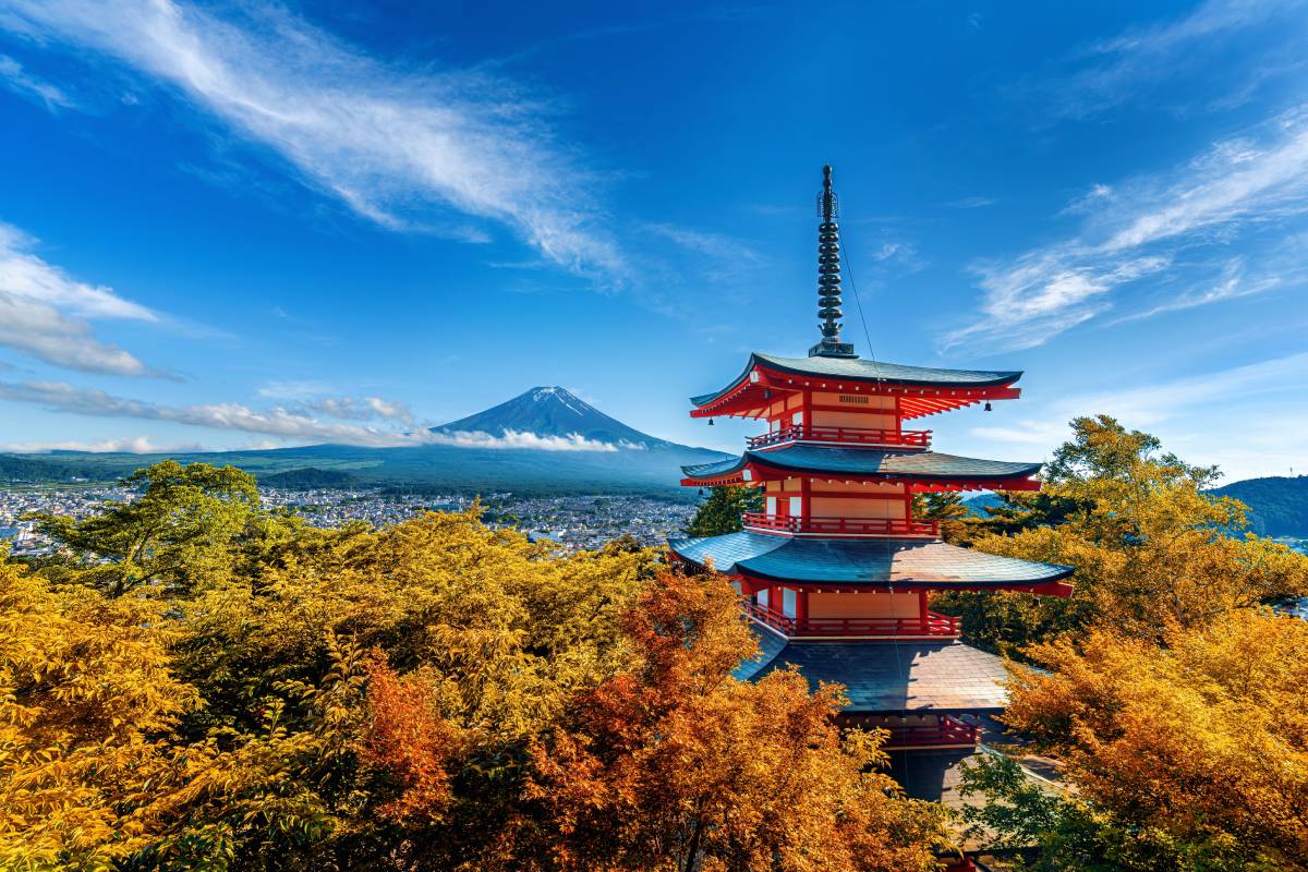 Pagoda Chureito i góra Fuji jesienią, Japonia © Shutterstock