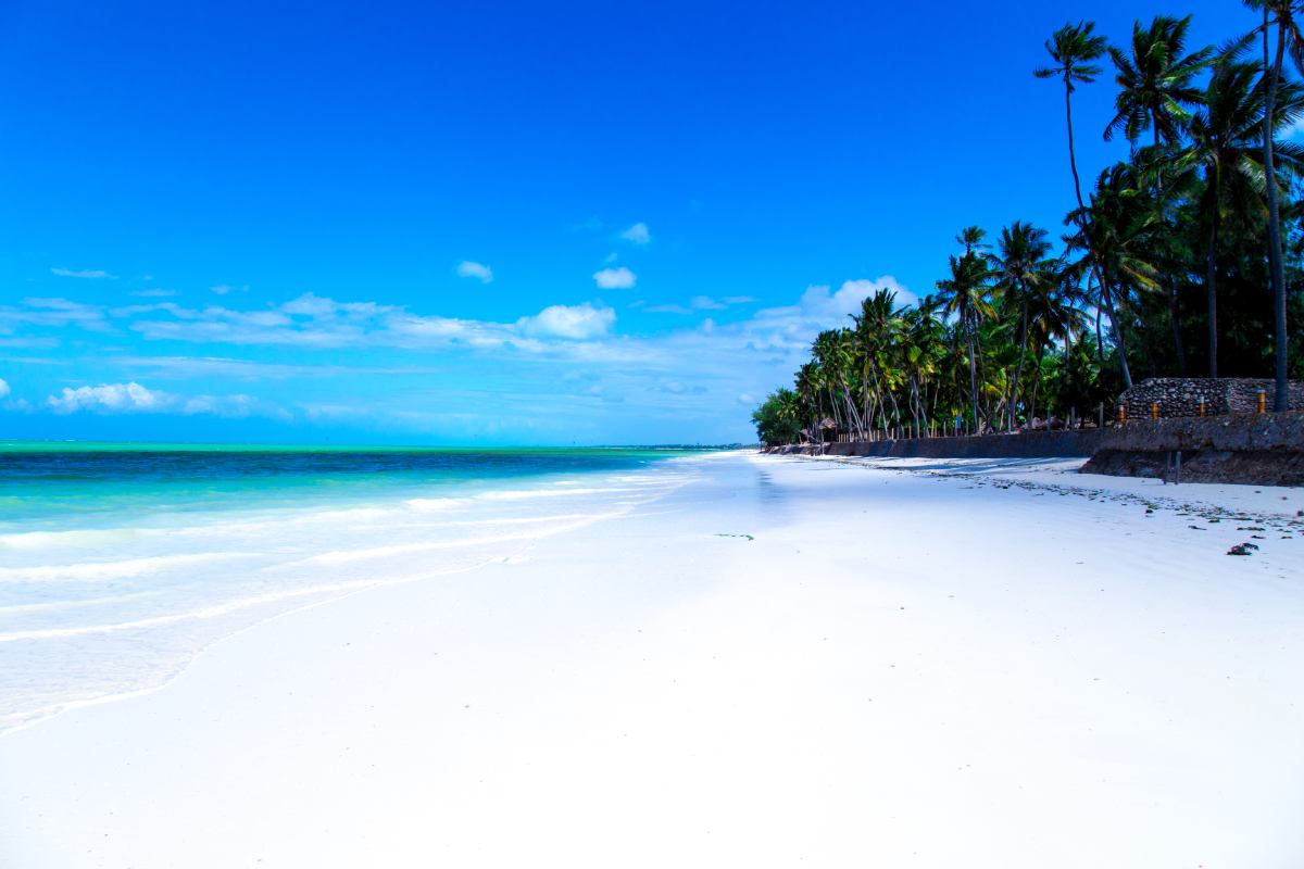 Biały piasek na plaży Paje © Shutterstock