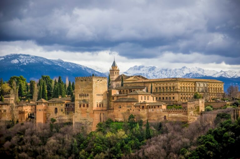 Pałac Alhambra w Grenadzie, Andaluzja, Hiszpania © Shutterstock