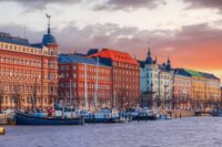 Panorama Helsinek, krajobraz miejski stolicy Finlandii o zachodzie słońca © Shutterstock