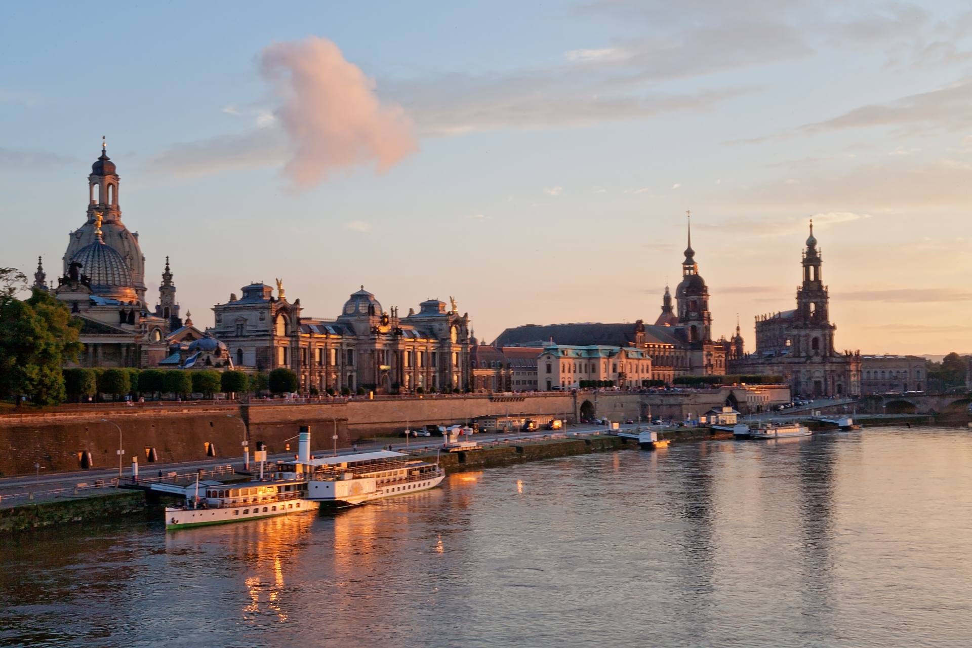 Panoramiczny widok na Drezno o zachodzie słońca, Niemcy © Shutterstock