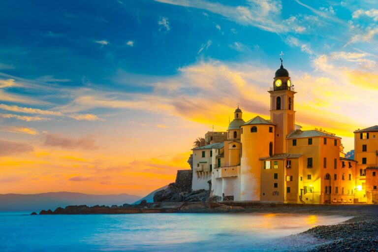 Panoramiczny widok na miasto Camogli w regionie Liguria z widoczną bazyliką Santa Maria Assunta, Włochy © Shutterstock