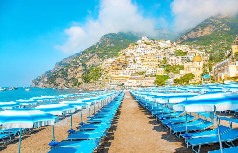 Piękny widok na plażę Positano na wybrzeżu Amalfi, Włochy © Shutterstock