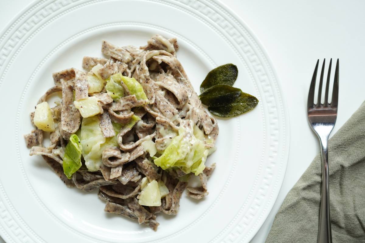 Pizzoccheri, makaron z gryki połączony z ziemniakami, kapustą i serem © Shutterstock
