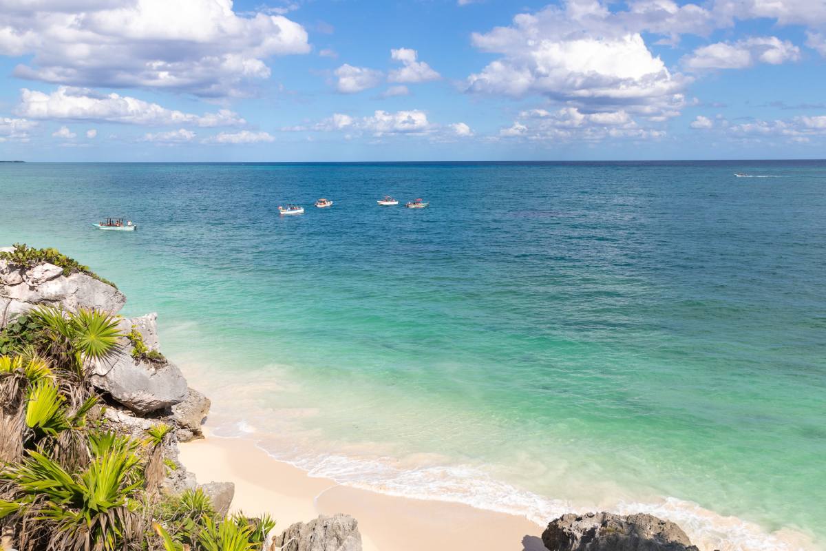 Playa Paraíso widziane z ruin w Tulum, Quintana Roo, Meksyk © Shutterstock