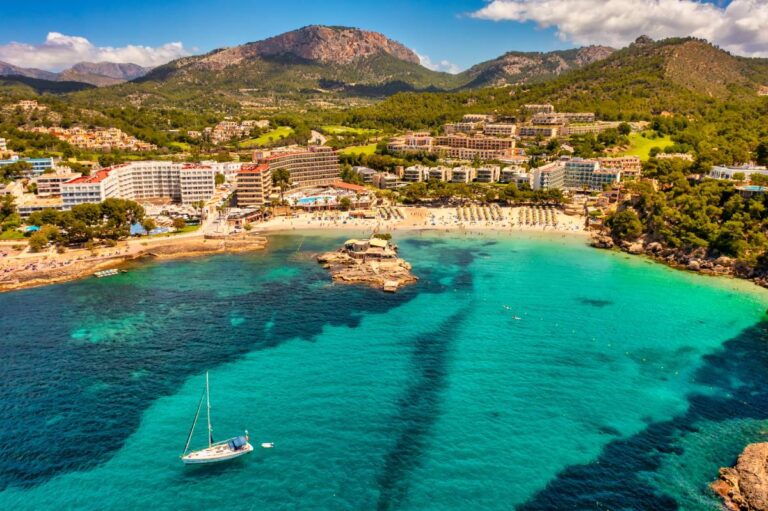 Playa de Camp de Mar – plaża z wysepką © Shutterstock