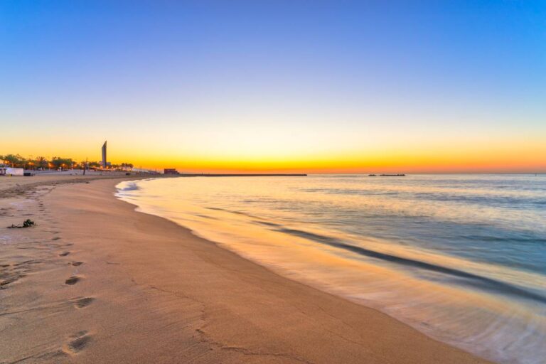 Plaża Barceloneta o wschodzie słońca w Barcelonie, Hiszpania © Shutterstock