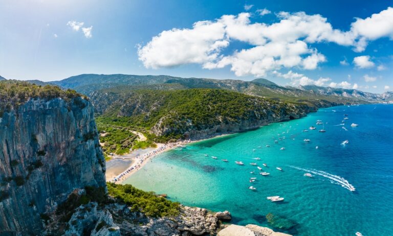Plaża Cala Luna, Sardynia © Shutterstock