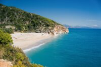 Plaża Gjipe. Najlepsza plaża w Albanii © Shutterstock