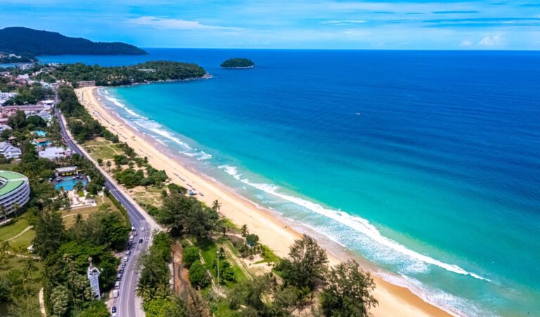 Plaża Karon w pobliżu Patong na wyspie Phuket, Tajlandia © Shutterstock