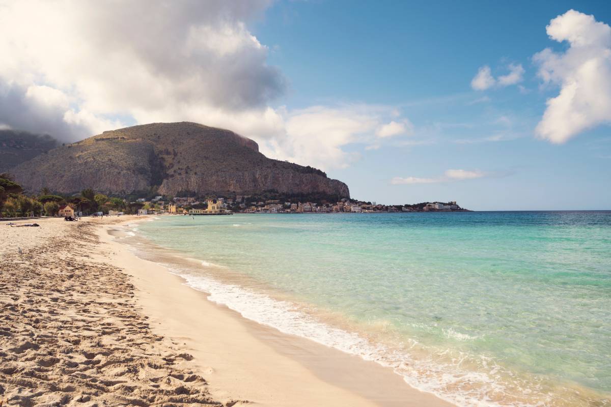 Plaża Mondello w Palermo na Sycyli © Shutterstock