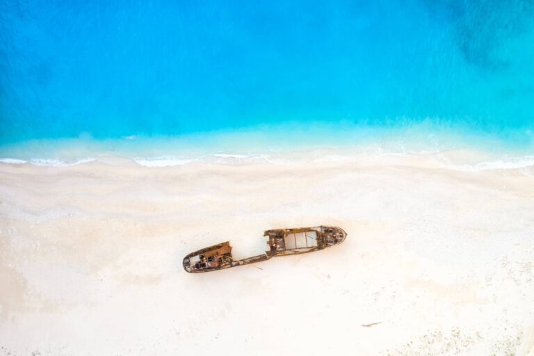Plaża Navagio z wrakiem statku na wyspie Zakynthos, Grecja © Shutterstock