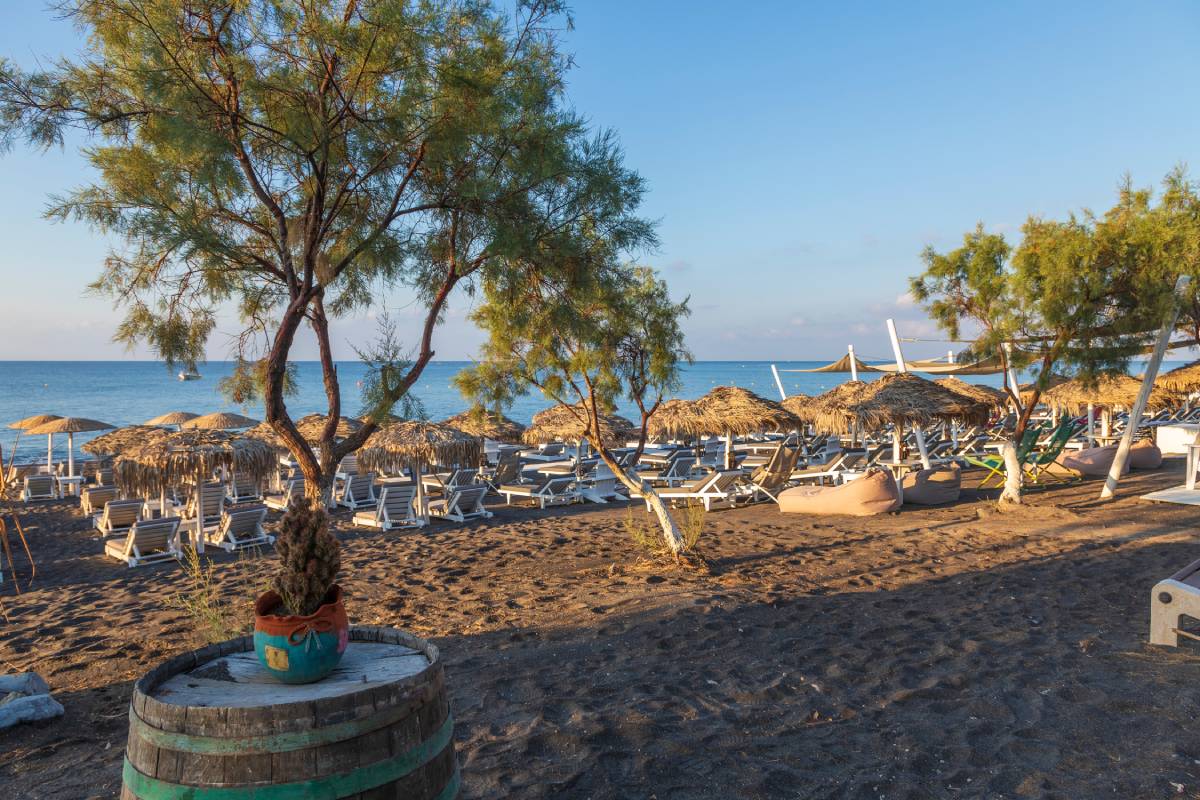 Plaża Perivolos na wyspie Santorini w Grecji © Shutterstock
