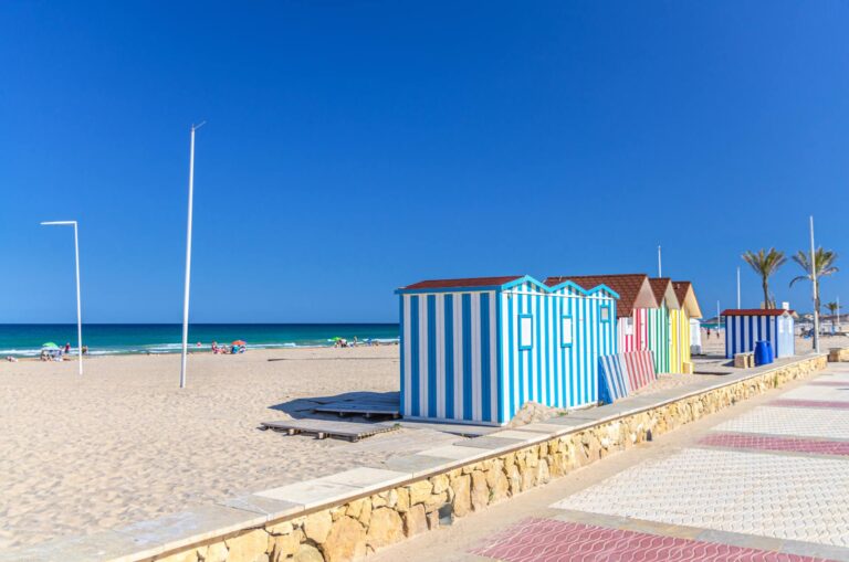 Plaża Playa de San Juan w Alicante City Campello, Hiszpania © Shutterstock