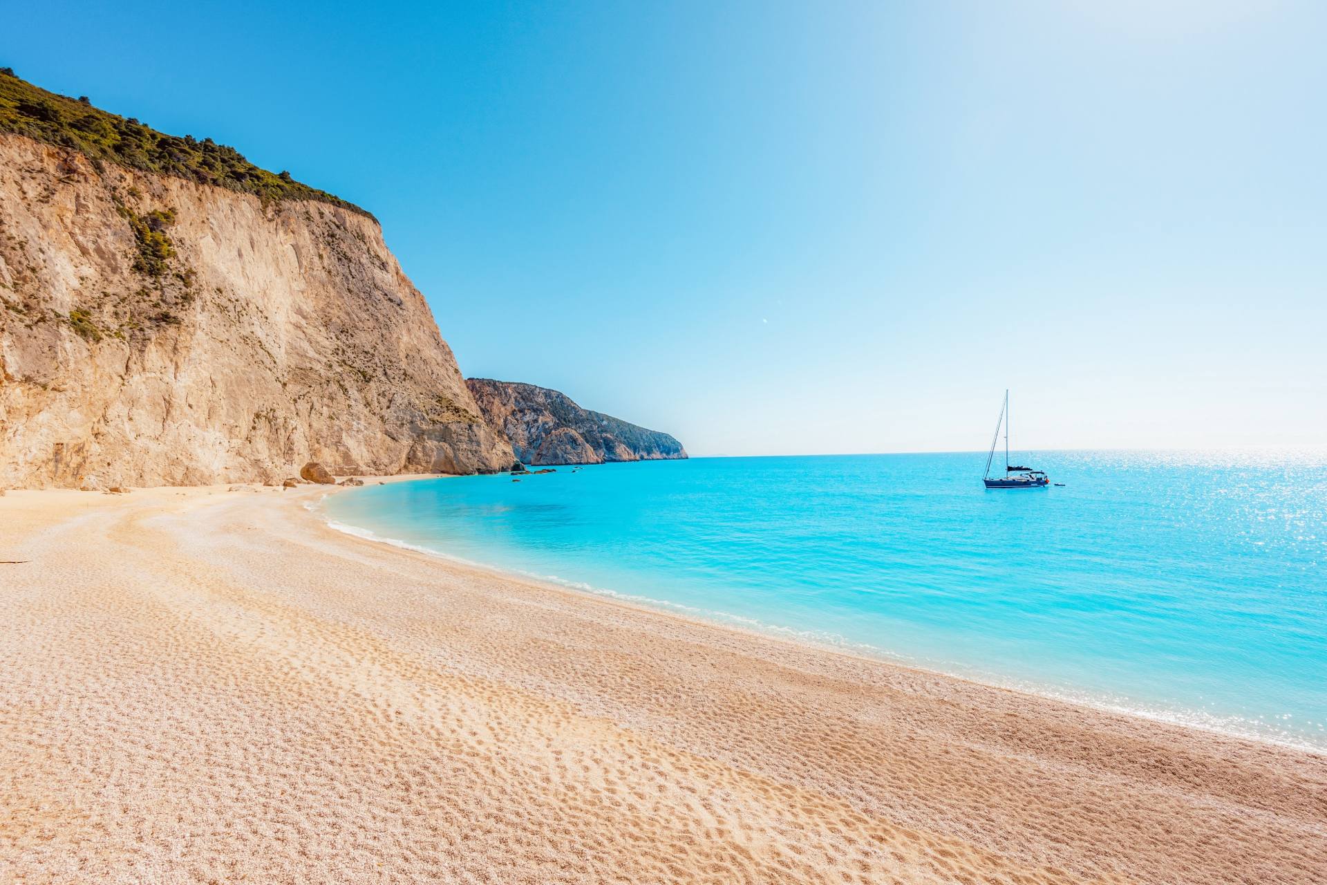 Plaża Port Katsiki z turkusowym lśniącym oceanem na wyspie Lefkada, Morze Jońskie, Grecja © Shutterstock
