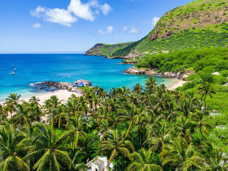Plaża Tarrafal na wyspie Santiago, Wyspy Zielonego Przylądka © Shutterstock