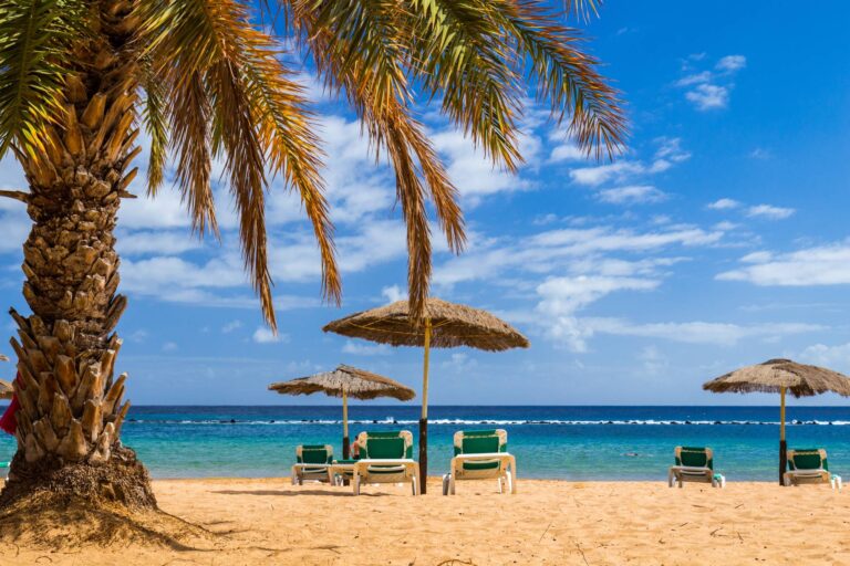 Plaża Teresitas w pobliżu Santa Cruz de Tenerife © Shutterstock