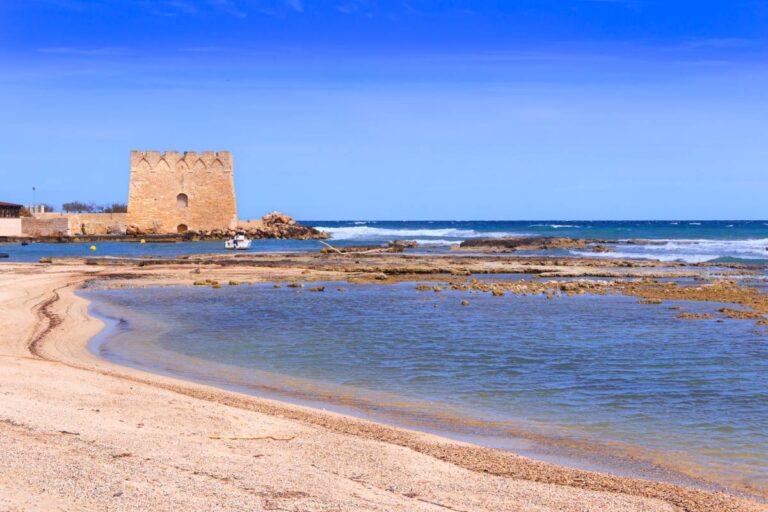 Plaża Torre Santa Sabina, Brindisi, Włochy © Shutterstock