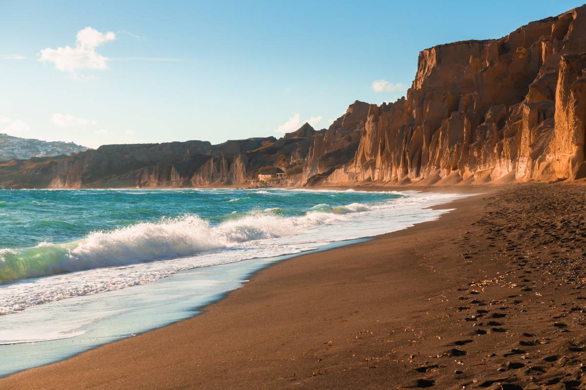 Plaża Vlichada z czerwonymi wulkanicznymi skałami, Santorini © Shutterstock