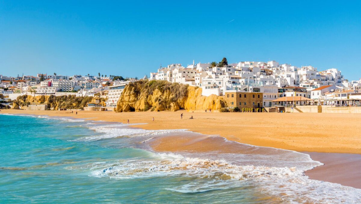 Plaża w Albufeira, Algarve, Portugalia © Shutterstock