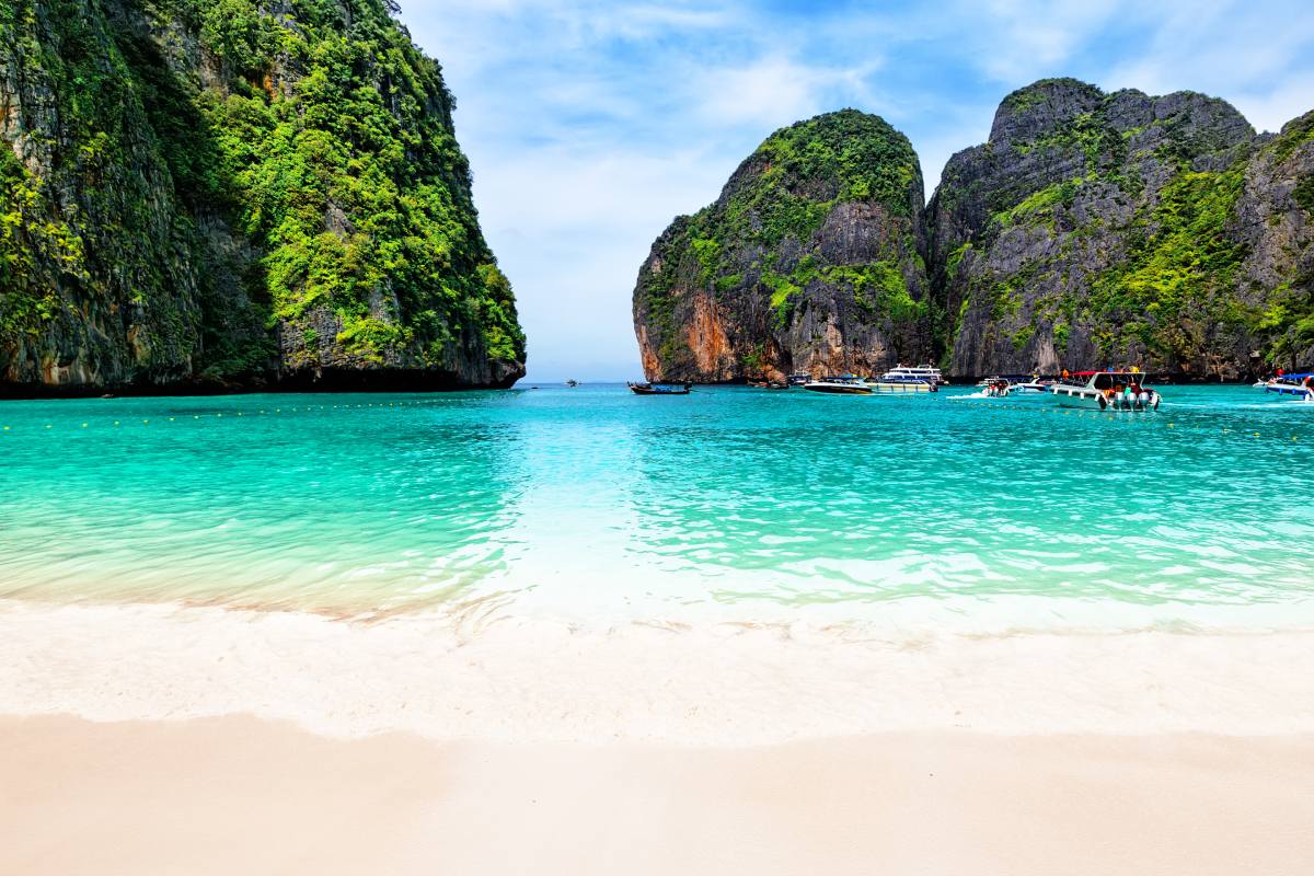 Plaża w Maya Bay w pobliżu Phuket, Tajlandia © Shutterstock