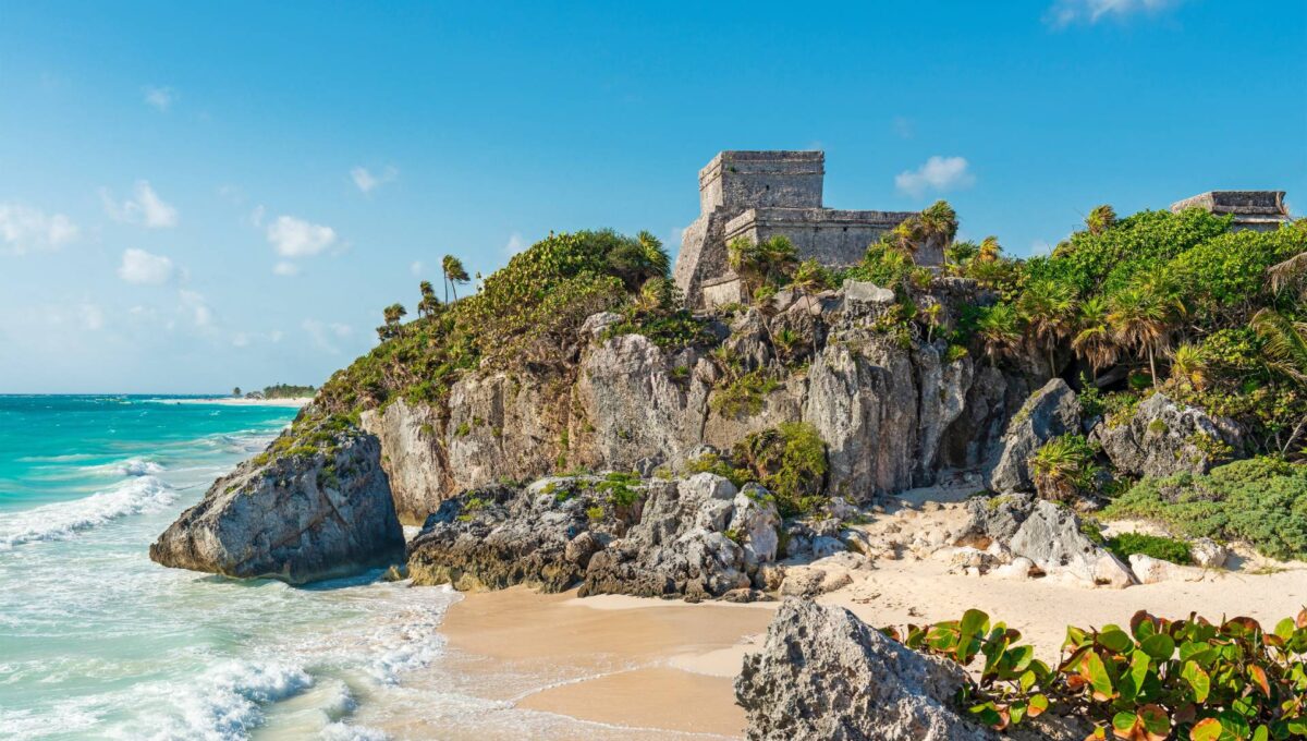 Plaża w Tulum i ruiny świątyni Majów nad Morzem Karaibskim, Jukatan, Meksyk © Shutterstock