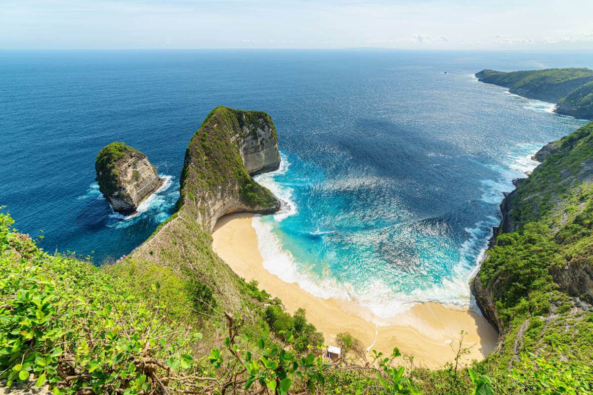 Plażę Kelingking w Nusa Penida, Bali, Indonezja © Shutterstock