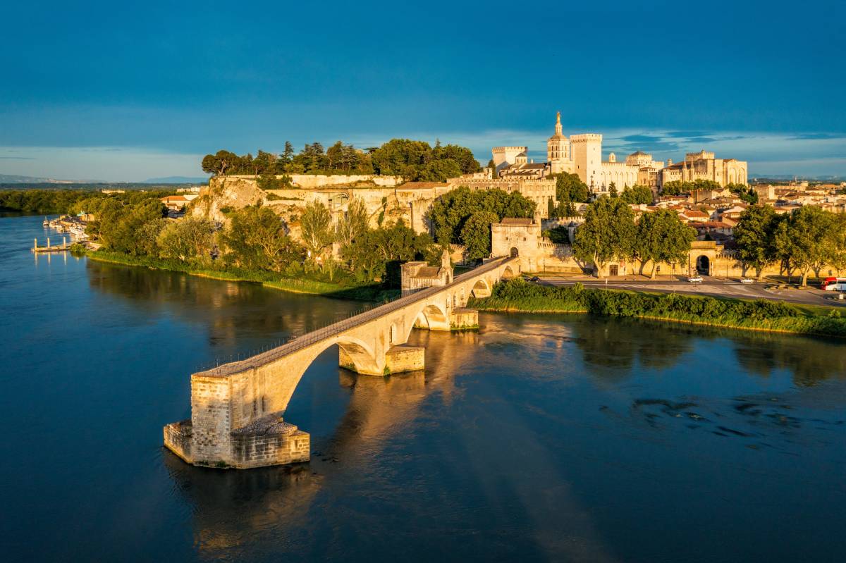 Pont Saint Benezet i pałac papieski w Awinionie, południowa Francja © Shutterstock