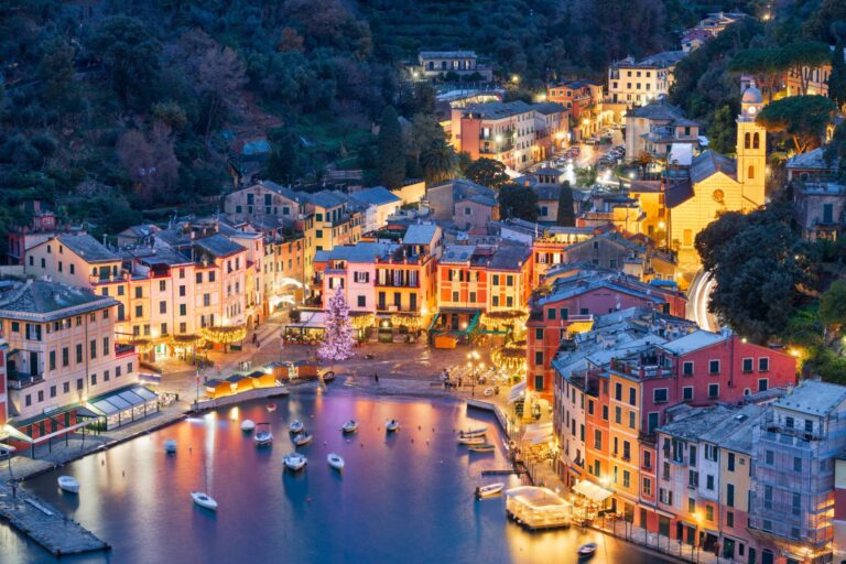Portofino we Włoszech – malownicza wioska rybacka i gmina należąca do metropolii Genua © Shutterstock