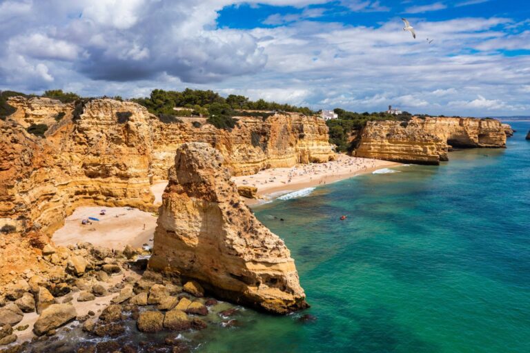 Praia da Marinha w Algarve, Portugalia © Shutterstock