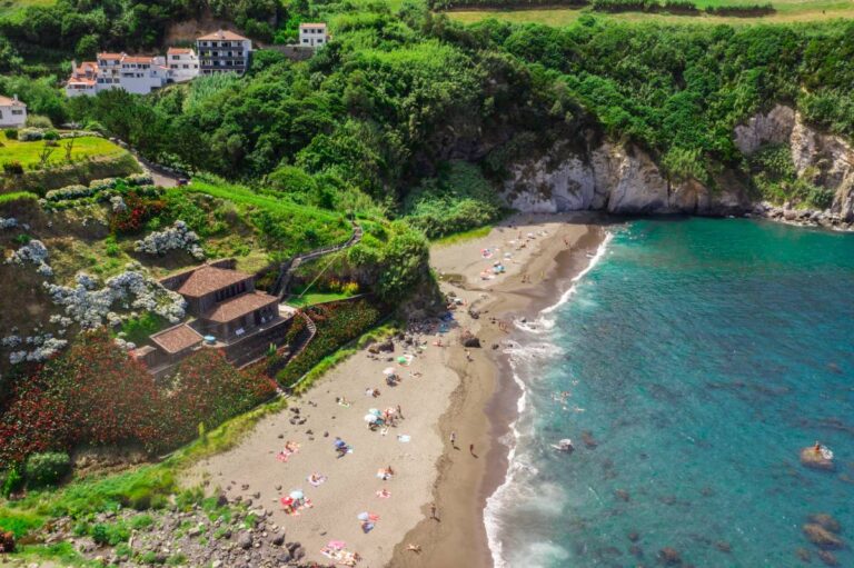 Praia dos Moinhos – plaża na wyspie São Miguel, Azory, Portugalia