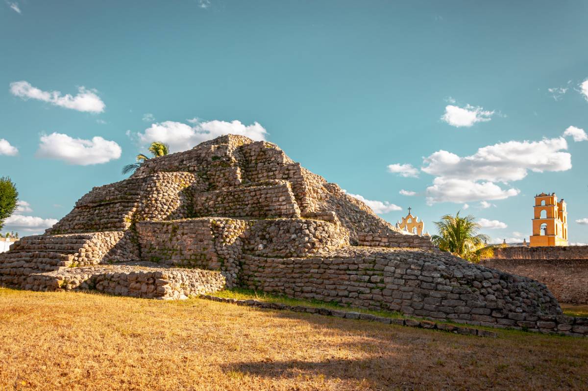 Prekolumbijska piramida schodkowa na stanowisku archeologicznym starożytnych Majów w Acanceh, Jukatan, Meksyk © Shutterstock