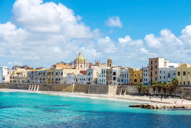 Promenada i plaża z ludźmi w okolicy starego miasta Marsala, Trapani, Sycylia, Włochy © Shutterstock