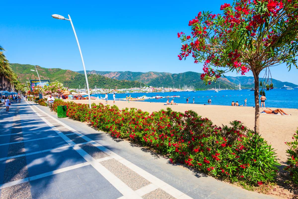 Promenada nadmorska w mieście Marmaris w Turcji © Shutterstock
