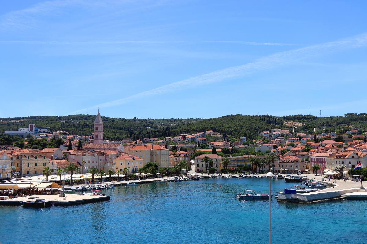 Promenada w Supetar na wyspie Brac, Chorwacja © Shutterstock