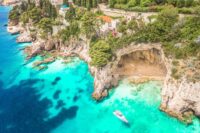 Przepiękny widok na Betina Cave Beach w Dubrowniku, Chorwacja © Shutterstock
