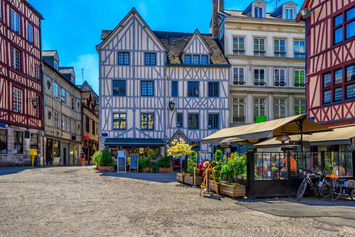 Przytulna ulica z domów szkieletowych drewna w Rouen, Normandia, Francja © Shutterstock