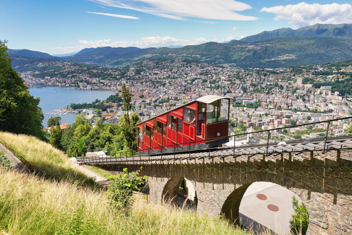 Publiczna kolejka na Monte Brè, Szwajcaria © Shutterstock