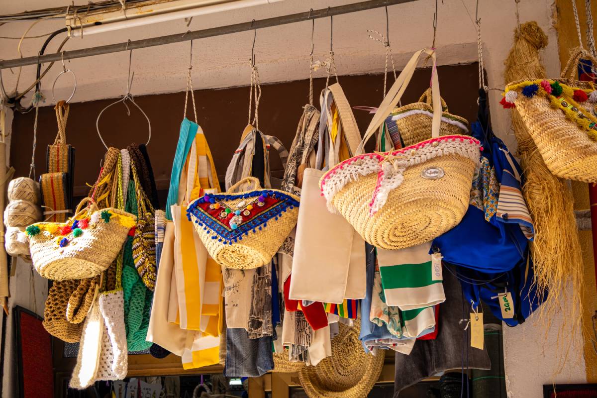 Ręcznie robione torby na lokalnym rynku w Palermo na Sycylii © Shutterstock