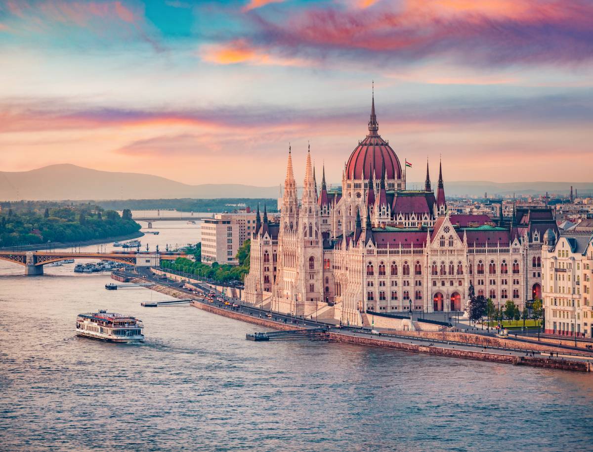 Rejs po Dunaju z widokiem na Parlament w Budapeszcie © Shutterstock