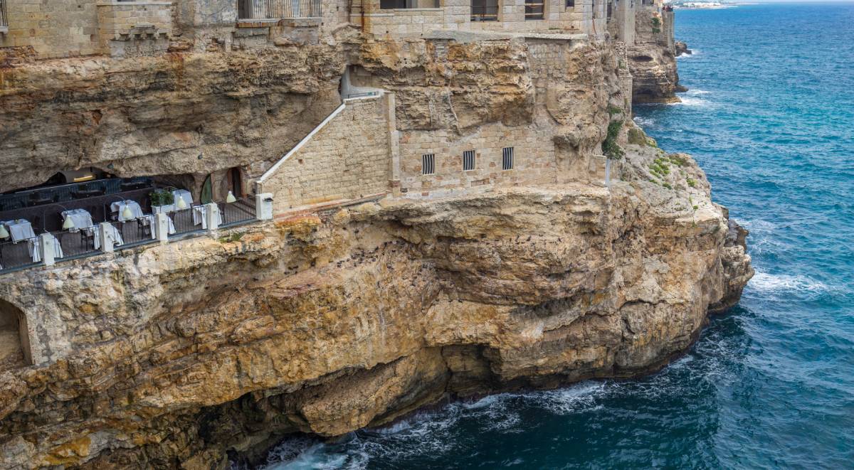 Restauracja w jaskini w Polignano a Mare, Apulia, Włochy © Shutterstock