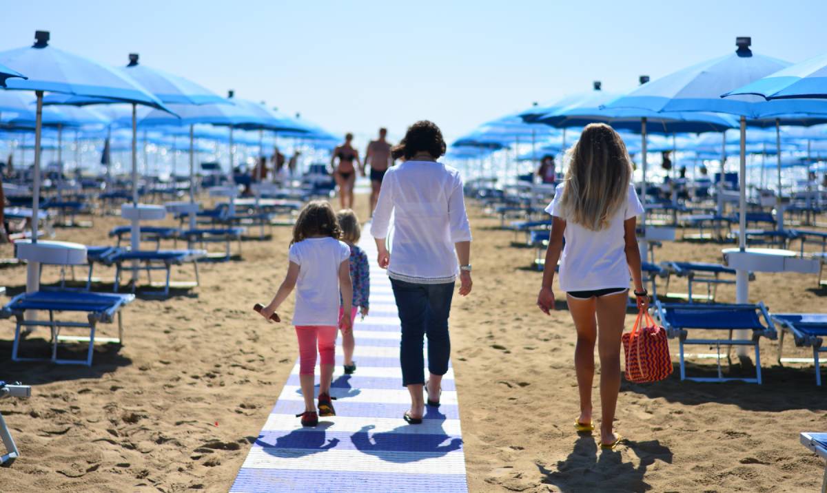 Rodzina na plaży w Rimini © Shutterstock