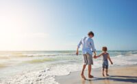 Rodzina na plaży © Shutterstock