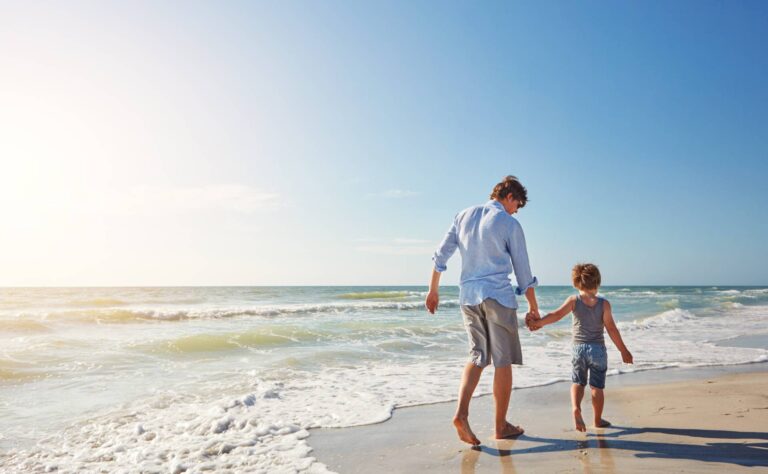 Rodzina na plaży © Shutterstock
