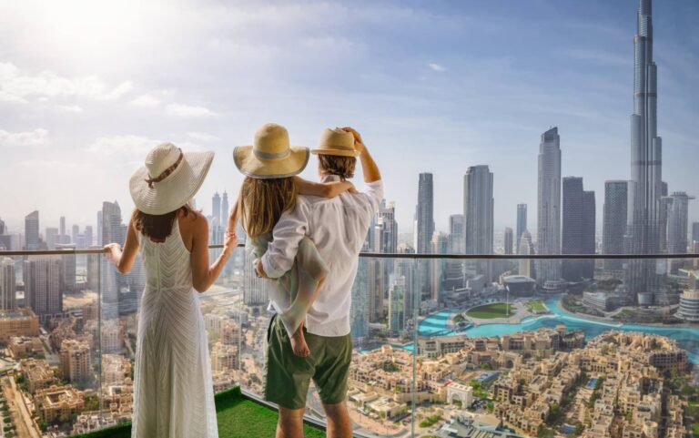 Rodzina podczas wakacyjnego city breaku podziwia panoramiczny widok na panoramę Dubaju w Zjednoczonych Emiratach Arabskich © Shutterstock