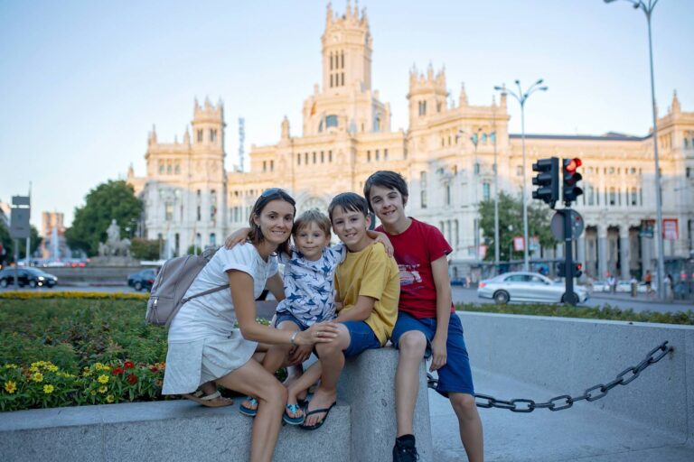 Rodzina z dziećmi odwiedzająca Madryt podczas letnich wakacji rodzinnych w Hiszpanii © Shutterstock